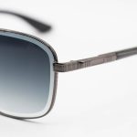 عکس از عینک آفتابی Cartier با فریم شکل هندسی، رنگ نوک مدادی، دسته چوبی و لنز دودی سایه روشن مدل 2524