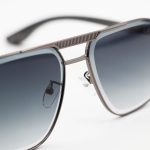 عکس از عینک آفتابی Cartier با فریم شکل هندسی، رنگ نوک مدادی، دسته چوبی و لنز دودی سایه روشن مدل 2524
