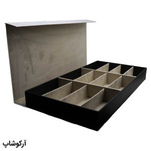 عکس از باکس و جعبه 12 تایی عینک آفتابی با رنگ نقره‌ای، جنس چرم و درب مگنتی (فایل) مدل 992827