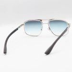 عکس از عینک آفتابی Cartier با فریم شکل هندسی، رنگ نقره‌ای، دسته چوبی و لنز سبز سایه روشن مدل 2524
