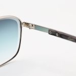 عکس از عینک آفتابی Cartier با فریم شکل هندسی، رنگ نقره‌ای، دسته چوبی و لنز سبز سایه روشن مدل 2524