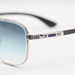 عکس از عینک آفتابی Cartier با فریم شکل هندسی، رنگ نقره‌ای، دسته چوبی و لنز سبز سایه روشن مدل 2524
