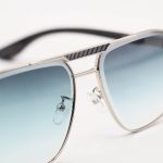 عکس از عینک آفتابی Cartier با فریم شکل هندسی، رنگ نقره‌ای، دسته چوبی و لنز سبز سایه روشن مدل 2524