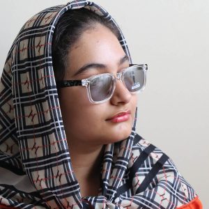عینک آفتابی Ray-Ban با فریم شکل ویفرر، دسته سیم‌دار و لنز پلاریزه مدل 66805 بر روی صورت فاطمه ابراهیم زاده