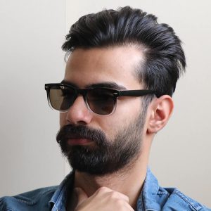 عینک آفتابی Ray-Ban با فریم شکل ویفرر، دسته سیم‌دار و لنز پلاریزه مدل 66805 بر روی صورت محمدحسین ابراهیم زاده
