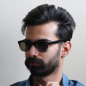 عینک آفتابی Ray-Ban با فریم شکل ویفرر، دسته سیم‌دار و لنز پلاریزه مدل 66805 بر روی صورت محمدحسین ابراهیم زاده