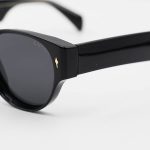 عکس از عینک آفتابی زنانه Gucci با فریم مشکی رنگ، شکل بیضی، دسته سیمدار و لنز دودی و پلاریزه مدل 669802