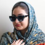عینک آفتابی پرادا با فریم شکل گربهای، دسته سیمدار و لنز پلاریزه مدل 66512 بر روی صورت فاطمه ابراهیم زاده