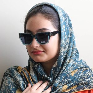 عینک آفتابی پرادا با فریم شکل گربه‌ای، دسته سیم‌دار و لنز پلاریزه مدل 66512 بر روی صورت فاطمه ابراهیم زاده