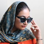 عینک آفتابی پرادا با فریم شکل گربهای، دسته سیمدار و لنز پلاریزه مدل 66512 بر روی صورت فاطمه ابراهیم زاده
