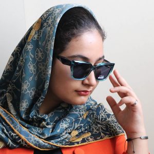 عینک آفتابی پرادا با فریم شکل گربه‌ای، دسته سیم‌دار و لنز پلاریزه مدل 66512 بر روی صورت فاطمه ابراهیم زاده