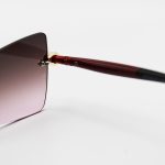 عکس از عینک آفتابی زنانه Moscot فریملس، لنز قهوهای هایلایت، طرح گربهای و دسته مشکی و قرمز مدل M6244
