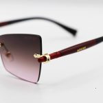 عکس از عینک آفتابی زنانه Moscot فریملس، لنز قهوهای هایلایت، طرح گربهای و دسته مشکی و قرمز مدل M6244