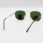 عکس از عینک آفتابی Ray-Ban با فریم رنگ طلایی، شکل چندضلعی و لنز سبز تیره و جنس سنگ مدل RB3548