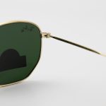 عکس از عینک آفتابی Ray-Ban با فریم رنگ طلایی، شکل چندضلعی و لنز سبز تیره و جنس سنگ مدل RB3548