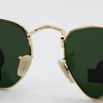 عکس از عینک آفتابی Ray-Ban با فریم رنگ طلایی، شکل چندضلعی و لنز سبز تیره و جنس سنگ مدل RB3548
