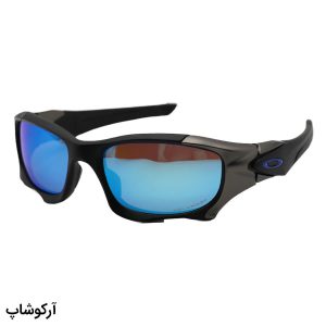 عکس از عینک ورزشی پلاریزه اوکلی با فریم رنگ نوک مدادی و لنز آینه‌ای و آبی روشن به همراه پک مدل OO9137-02