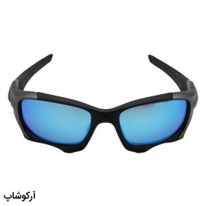عکس از عینک ورزشی پلاریزه اوکلی با فریم رنگ نوک مدادی و لنز آینه‌ای و آبی روشن به همراه پک مدل OO9137-02