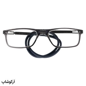 عکس از عینک مطالعه مگنتی با فریم طوسی، شکل مستطیلی و بند سرمه‌ای مدل AM34003