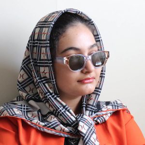 عینک آفتابی زنانه Gucci با فریم شکل بیضی، دسته سیم‌دار و لنز پلاریزه مدل 669802 بر روی صورت فاطمه ابراهیم زاده