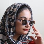 عینک آفتابی زنانه Gucci با فریم شکل بیضی، دسته سیمدار و لنز پلاریزه مدل 669802 بر روی صورت فاطمه ابراهیم زاده
