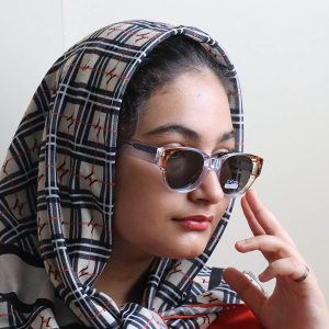 عینک آفتابی زنانه Gucci با فریم شکل بیضی، دسته سیم‌دار و لنز پلاریزه مدل 669802 بر روی صورت فاطمه ابراهیم زاده