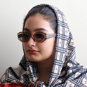 عینک آفتابی زنانه پلاریزه با فریم شکل بیضی Celine مدل P88125 بر روی صورت فاطمه ابراهیم زاده
