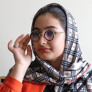 عینک فانتزی لویی ویتون با فریم گرد، از جنس فلزی مدل 25552 بر روی صورت فاطمه ابراهیم زاده