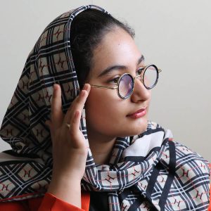 عینک فانتزی لویی ویتون با فریم گرد، از جنس فلزی مدل 25552 بر روی صورت فاطمه ابراهیم زاده