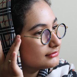 عینک فانتزی لویی ویتون با فریم گرد، از جنس فلزی مدل 25552 بر روی صورت فاطمه ابراهیم زاده