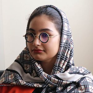 عینک فانتزی لویی ویتون با فریم گرد، از جنس فلزی مدل 25552 بر روی صورت فاطمه ابراهیم زاده