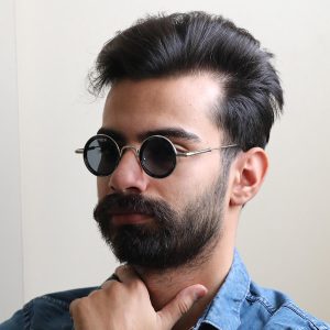 عینک فانتزی لویی ویتون با فریم گرد، از جنس فلزی مدل 25552 بر روی صورت محمدحسین ابراهیم زاده