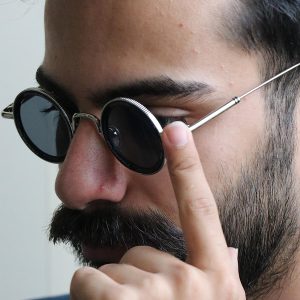 عینک فانتزی لویی ویتون با فریم گرد، از جنس فلزی مدل 25552 بر روی صورت محمدحسین ابراهیم زاده