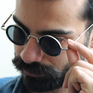 عینک فانتزی لویی ویتون با فریم گرد، از جنس فلزی مدل 25552 بر روی صورت محمدحسین ابراهیم زاده