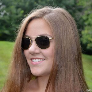 عکس از عینک آفتابی بر روی صورت مدل