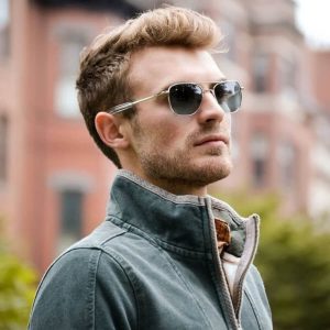 عکس از عینک آفتابی بر روی صورت مدل