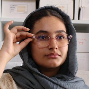 عکس از عینک طبی با فریم مربعی شکل، از جنس کائوچو و لنز بلوکات قابل تعویض 203104 بر روی صورت فاطمه ابراهیم زاده