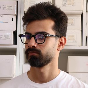 عکس از عینک طبی با فریم مربعی شکل، از جنس کائوچو و لنز بلوکات قابل تعویض 203104 بر روی صورت محمدحسین ابراهیم زاده