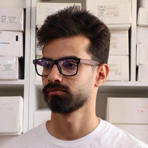 عکس از عینک طبی با فریم شکل ویفرر، از جنس کائوچو و لنز بلوکات قابل تعویض 2182 بر روی صورت محمدحسین ابراهیم زاده