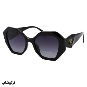 عکس از عینک آفتابی پلاریزه PRADA با فریم و دسته مشکی براق، شکل پروانه‌ای و لنز دودی سایه روشن مدل P8815