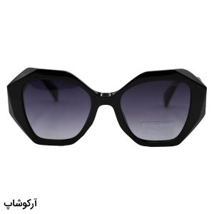 عکس از عینک آفتابی پلاریزه PRADA با فریم و دسته مشکی براق، شکل پروانه‌ای و لنز دودی سایه روشن مدل P8815