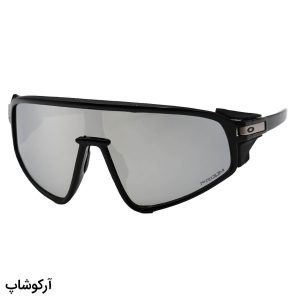 عکس از عینک ورزشی اوکلی با فریم رنگ مشکی براق، بیس دار و لنز آینه‌ای و رنگ نقره‌ای مدل OO9404-0335 126