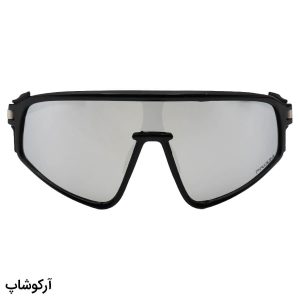 عکس از عینک ورزشی اوکلی با فریم رنگ مشکی براق، بیس دار و لنز آینه‌ای و رنگ نقره‌ای مدل OO9404-0335 126
