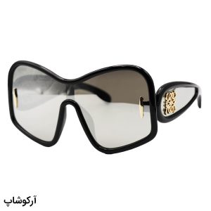 عکس از عینک آفتابی فانتزی لووه با فریم رنگ مشکی، اور سایز، دسته پهن و لنز آینه‌ای و رنگ نقره‌ای مدل 5000