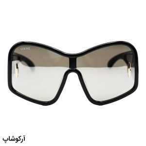 عکس از عینک آفتابی فانتزی لووه با فریم رنگ مشکی، اور سایز، دسته پهن و لنز آینه‌ای و رنگ نقره‌ای مدل 5000