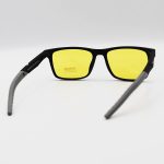 عکس از عینک دید در شب پلاریزه Ray-Ban با فریم رنگ مشکی مات، شکل مستطیلی و لنز زرد رنگ مدل PL003