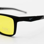 عکس از عینک دید در شب پلاریزه Ray-Ban با فریم رنگ مشکی مات، شکل مستطیلی و لنز زرد رنگ مدل PL003