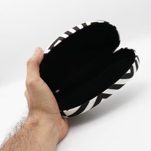 عکس از قاب عینک طرح هارد کیس، از جنس مخملی، بیضی شکل و رنگ سفید و مشکی مدل 992870