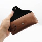 عکس از پک اورجینال عینک برند ریبن (Ray-Ban) با رنگ قهوه ای و تمام تجهیزات مدل 992854