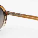 عکس از عینک آفتابی پلاریزه Moscot با فریم گرد، رنگ قهوهای، دسته سیمدار و لنز قهوهای هایلایت مدل P1206